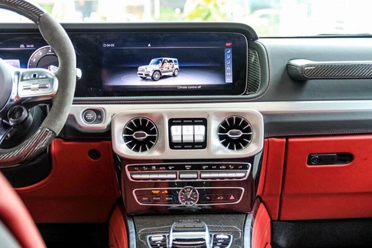 Bảng điều khiển trung tâm Mercedes G63 với vật liệu carbon