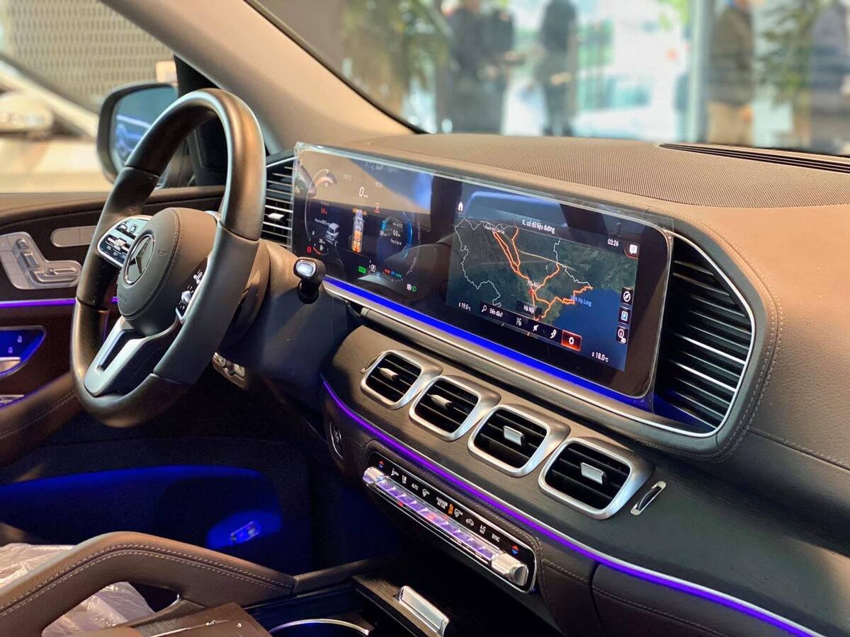 Bảng điều khiển trung tâm Mercedes GLS 450 thể hiện các tính năng tiện nghi và giải trí
