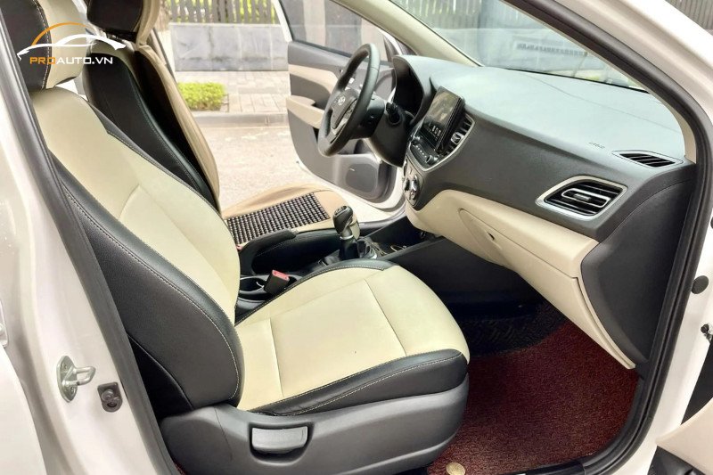 Bề mặt taplo xe Hyundai Accent được bọc da tinh xảo