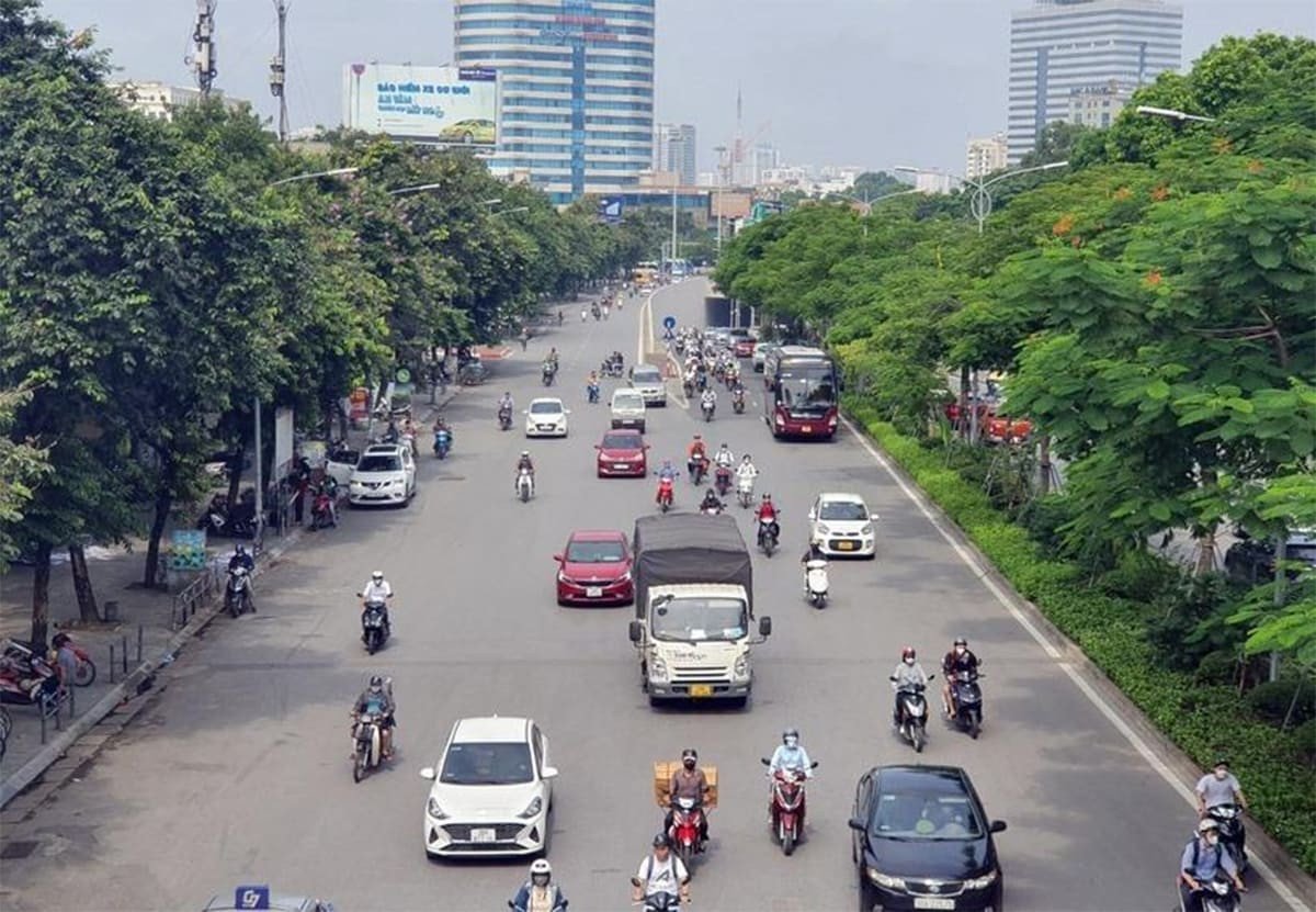 Biển báo giao thông trên đường, thể hiện các quy tắc và điều kiện cho phương tiện cơ giới khi lưu thông.