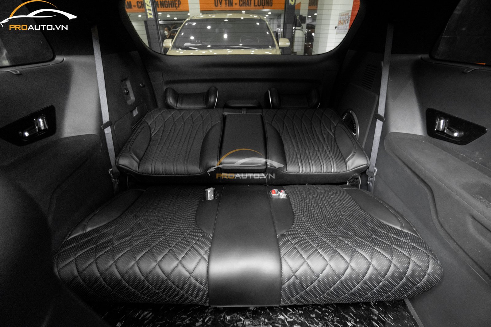 Biến đổi băng ghế sau thành giường nằm trên Kia Carnival