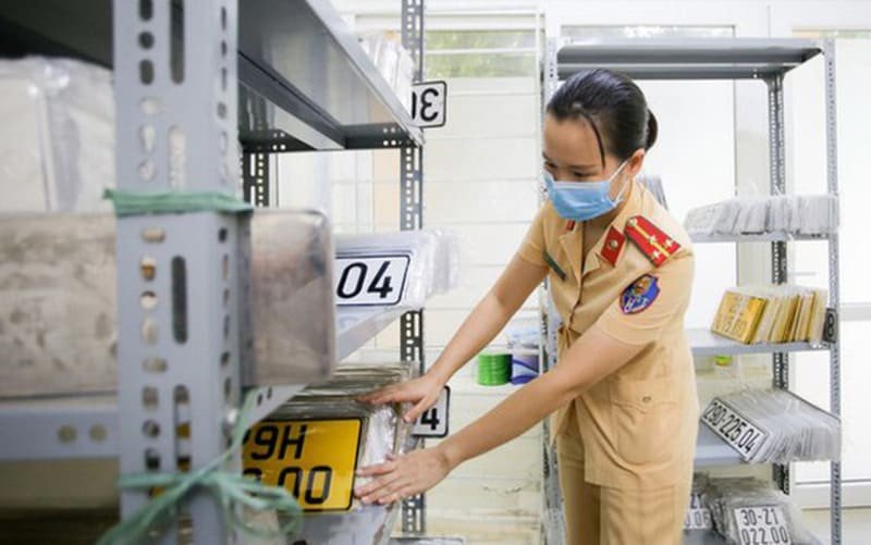 Biển số xe ô tô bị mờ, gãy hỏng có thể được đổi