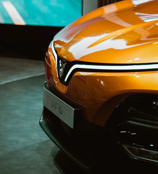 Biểu đồ so sánh doanh số xe VinFast vượt trội so với Toyota và Hyundai tại thị trường Việt Nam