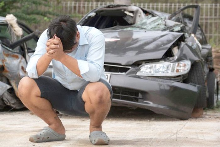 Biểu tượng cán cân công lý trên nền văn bản pháp luật, tượng trưng cho trách nhiệm pháp lý khi cho mượn xe gây tai nạn