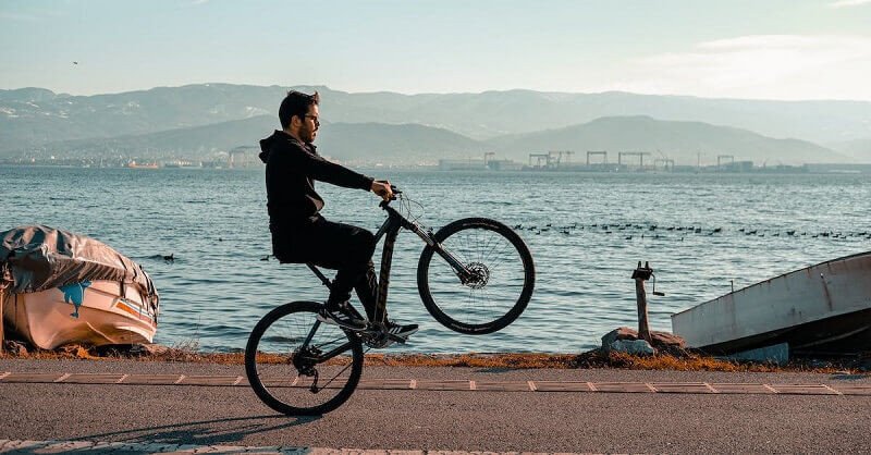 Biker trang bị đồ bảo hộ và tuân thủ các lưu ý an toàn khi bốc đầu xe đạp