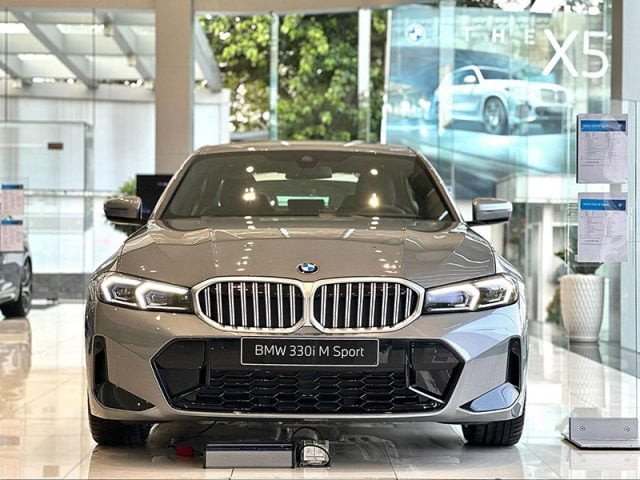 BMW 330i M Sport 2023 góc nhìn phía trước, lưới tản nhiệt và đèn Laserlight sắc sảo