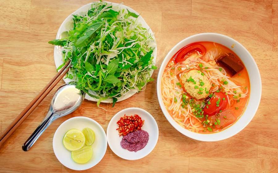 Bún riêu hấp dẫn với riêu cua đầy đặn