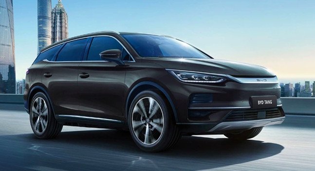 BYD Tang mạnh mẽ trên đường phố, thể hiện hiệu suất cao của xe điện