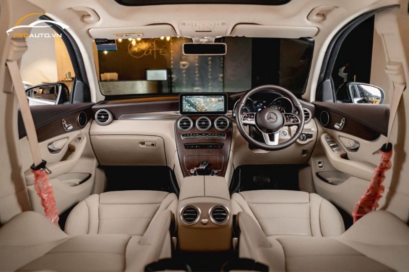 Các chi tiết nhựa nội thất Mercedes GLC 200 được sơn đổi màu, tạo sự đồng nhất