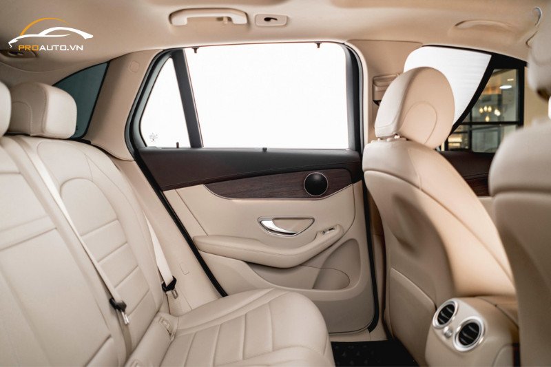 Các cột A, B, C, D của Mercedes GLC 200 được bọc da đồng bộ với nội thất