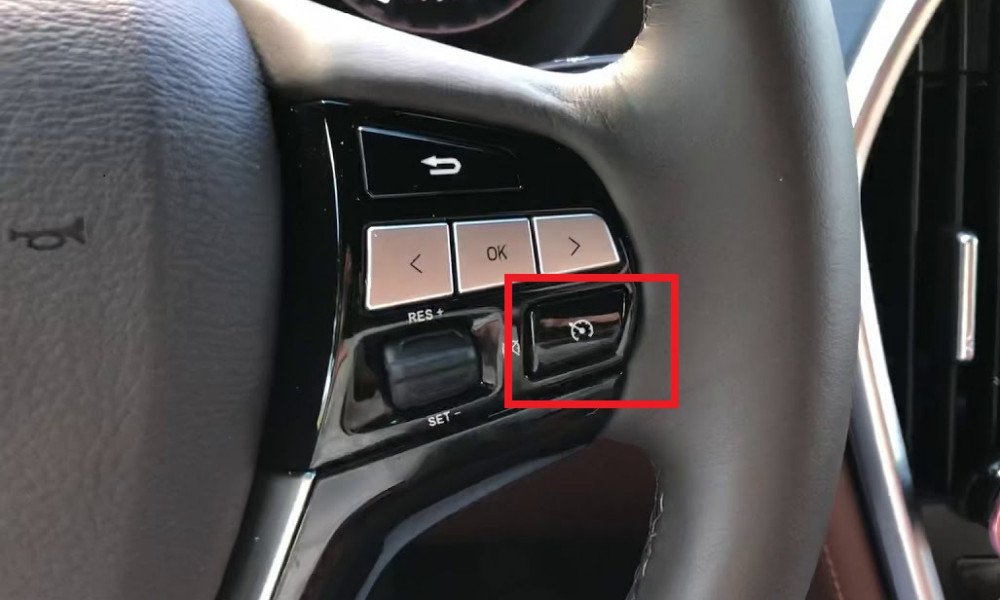 Các nút điều khiển hệ thống Cruise Control trên vô lăng xe.