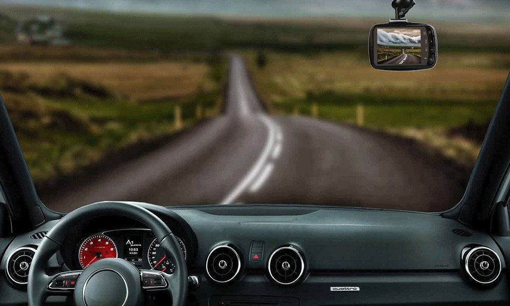 Camera hành trình ô tô được gắn trên kính lái xe hơi để ghi lại hình ảnh