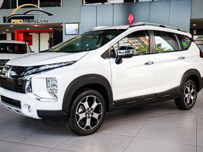 Cận cảnh bề mặt xe Xpander Cross sau khi dán wrap đổi màu, thể hiện độ bóng và sự hoàn thiện của lớp decal.