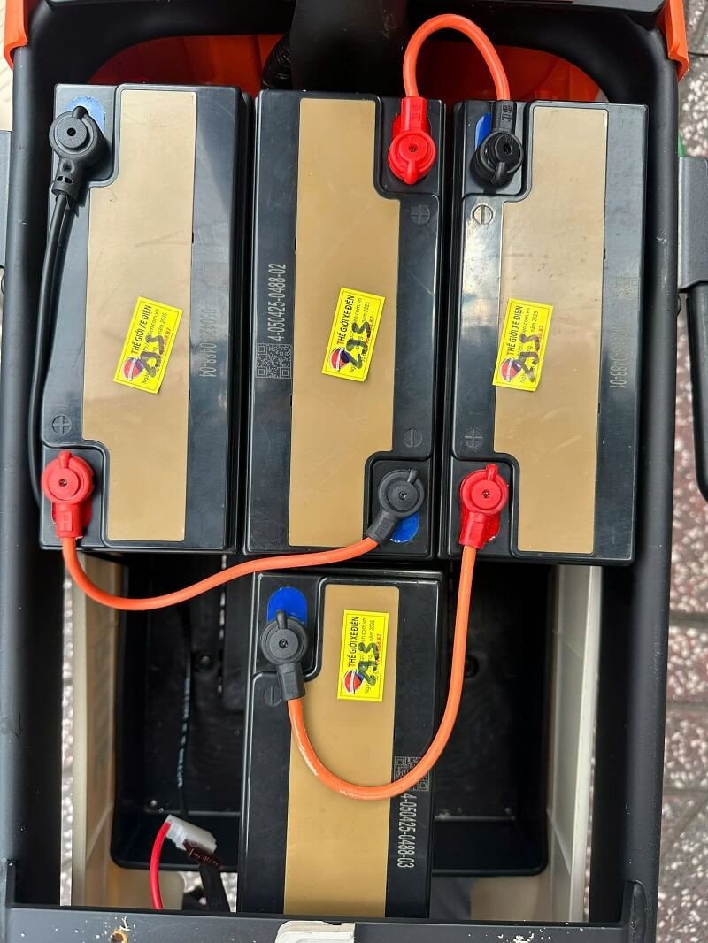Cận cảnh bộ pin Lithium-ion của xe đạp điện với cổng sạc rõ ràng