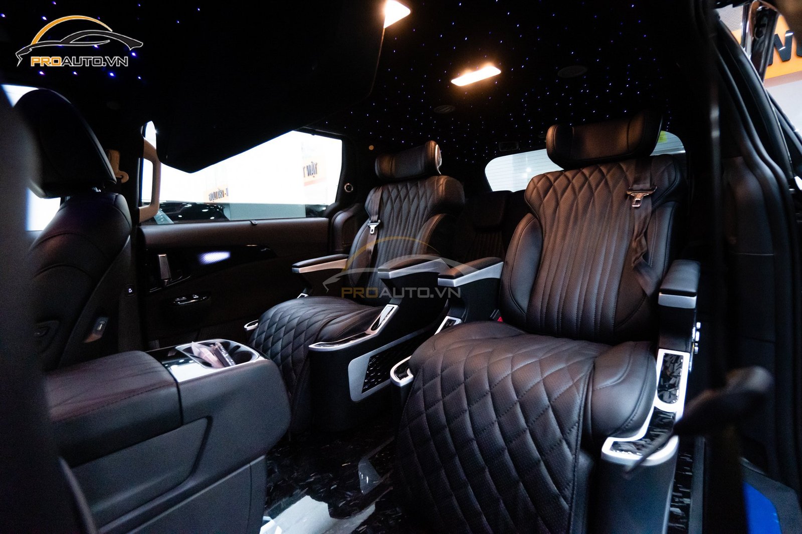 Cận cảnh cặp ghế Limousine VIP với các tính năng nâng cấp nội thất xe hơi hiện đại