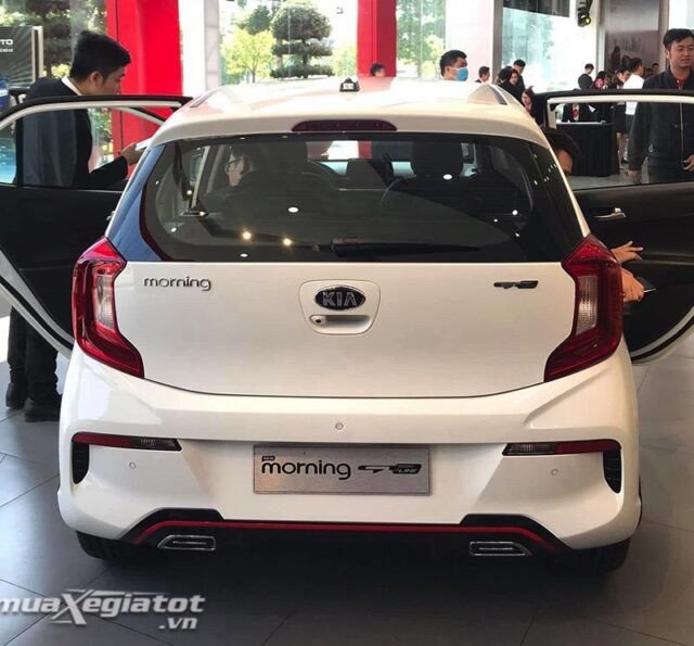 Cận cảnh đuôi xe Kia Morning GT-Line 2024 với cụm đèn hậu chữ C đặc trưng