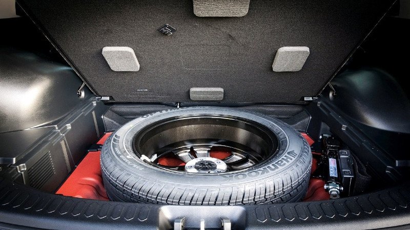 Cất giữ lốp xe ô tô dự phòng đã thay vào cốp xe sau khi hoàn tất quá trình