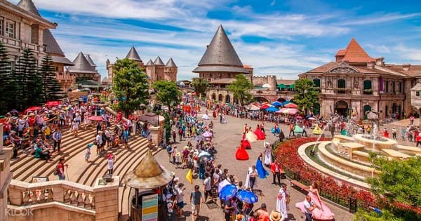 Cầu Vàng Bà Nà Hills, điểm check-in không thể bỏ lỡ khi thuê xe tự lái