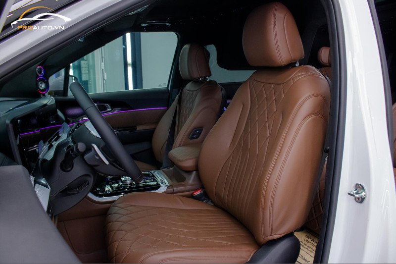 Chi tiết bọc ghế da cho xe Kia Rondo với đường may tỉ mỉ