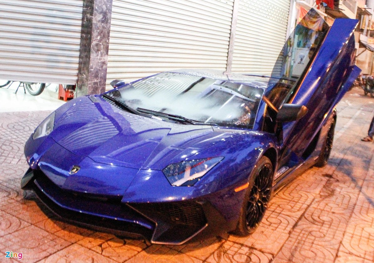 Chi tiết cánh gió lớn của Lamborghini Aventador SV