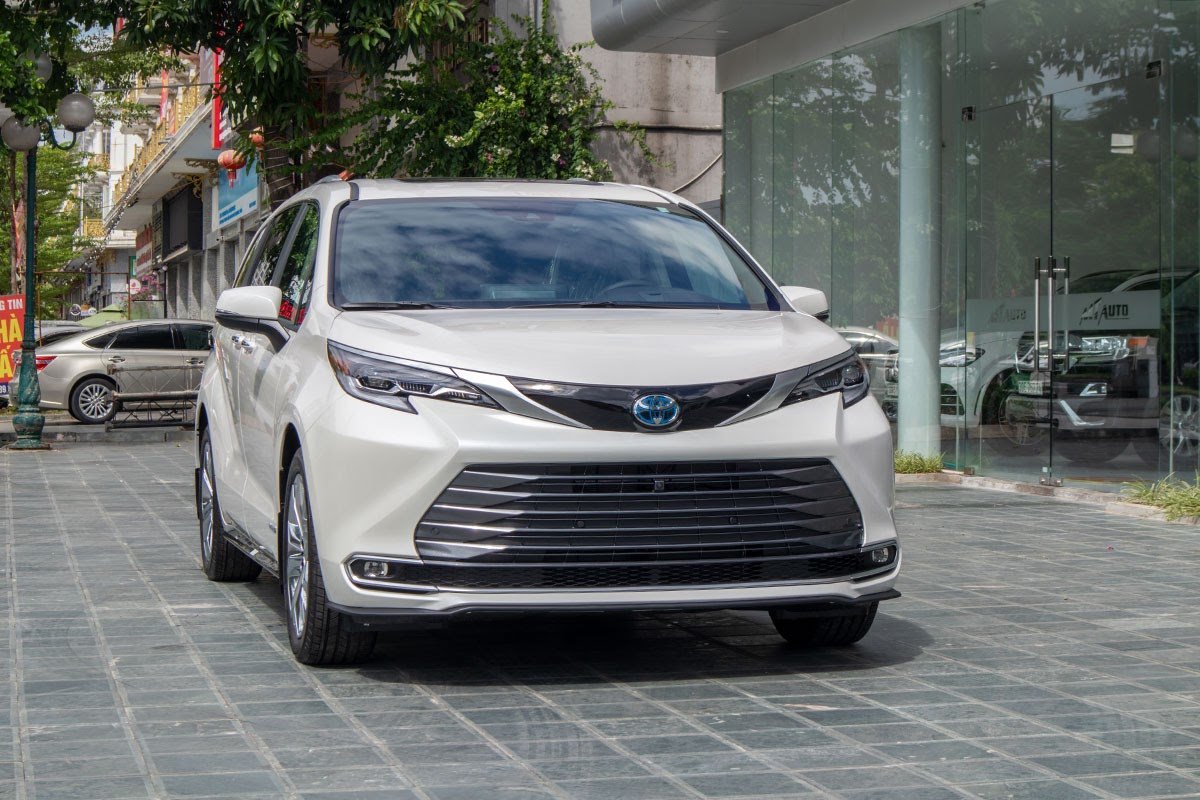 Chi tiết đầu xe Toyota Sienna 2023 với lưới tản nhiệt lớn và cụm đèn pha LED hiện đại, thể hiện vẻ thể thao.