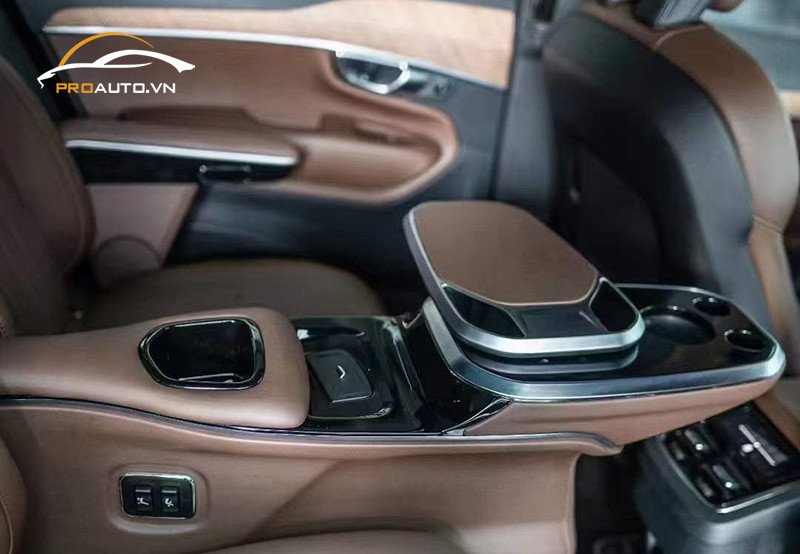 Chi tiết độ con ngựa giữa hàng ghế sau của Toyota Fortuner, tạo không gian VIP.