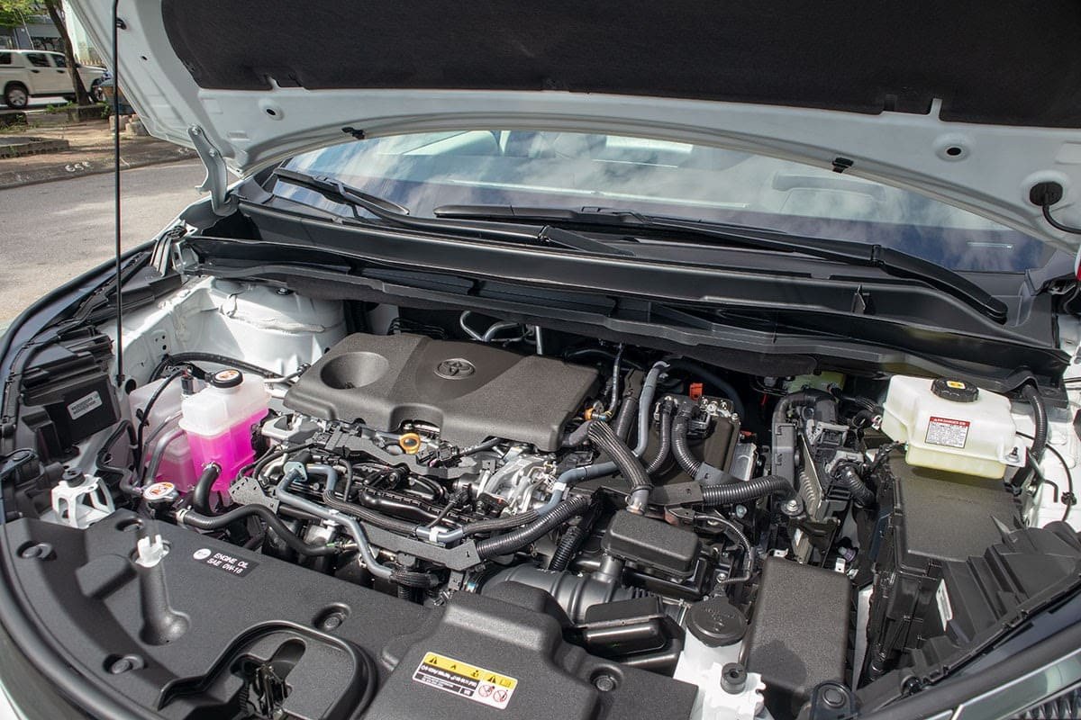 Chi tiết khoang động cơ Hybrid 2.5L của Toyota Sienna 2023, thể hiện công nghệ tiên tiến và hiệu suất tiết kiệm nhiên liệu.
