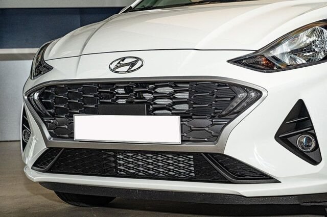 Chi tiết phần đầu xe Hyundai Grand i10 Sedan 2022 với lưới tản nhiệt lớn, đèn LED định vị ban ngày boomerang và đèn sương mù Projector.