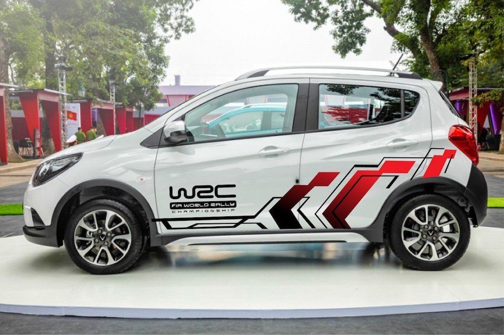 Chi tiết tem dán decal màu đỏ đen trên thân xe ô tô màu trắng, thể hiện cá tính và phong cách khi trang trí ngoại thất xe hơi.