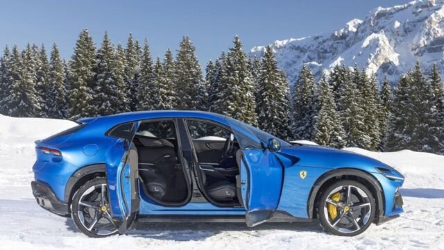Chi tiết thân xe SUV siêu sang Ferrari Purosangue 2025, thể hiện cửa sau mở ngược và đường nét khí động học độc đáo.