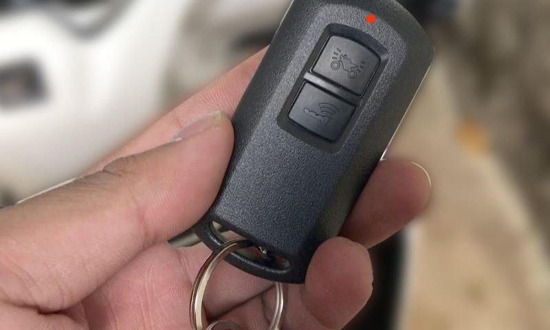 Chìa khóa smartkey ô tô hiện đại đặt trên bảng điều khiển