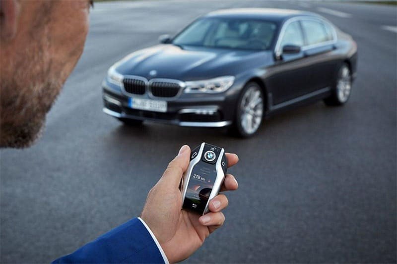 Chìa khóa thông minh giúp người lái có thể mở và đóng cửa xe hơi tiện lợi