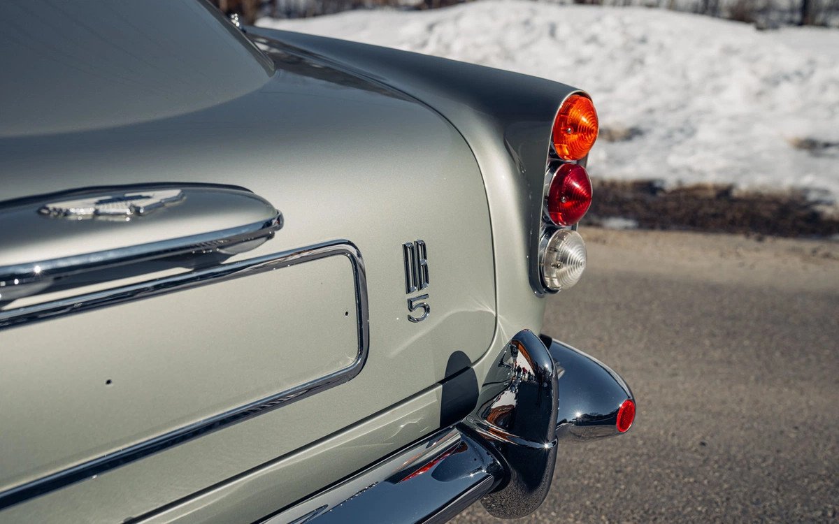 Chiếc xe Aston Martin DB5 được trưng bày tại sự kiện đấu giá