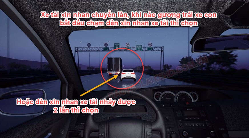 Chiếc xe bán tải màu đỏ di chuyển nhanh trên đường, phía sau có xe tải