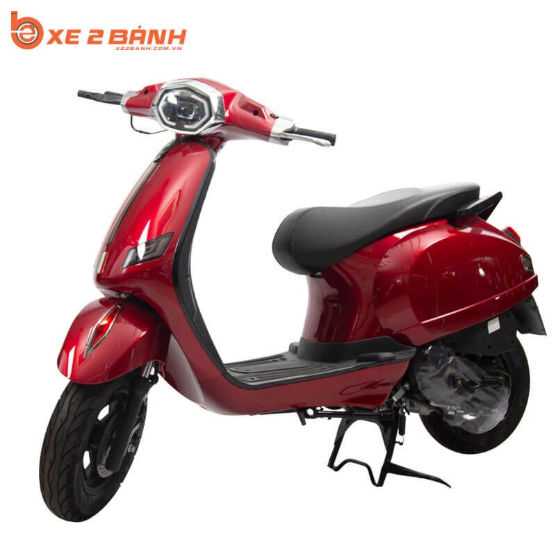 Chiếc xe máy ga Vespa 50CC màu đỏ rực rỡ, thu hút mọi ánh nhìn