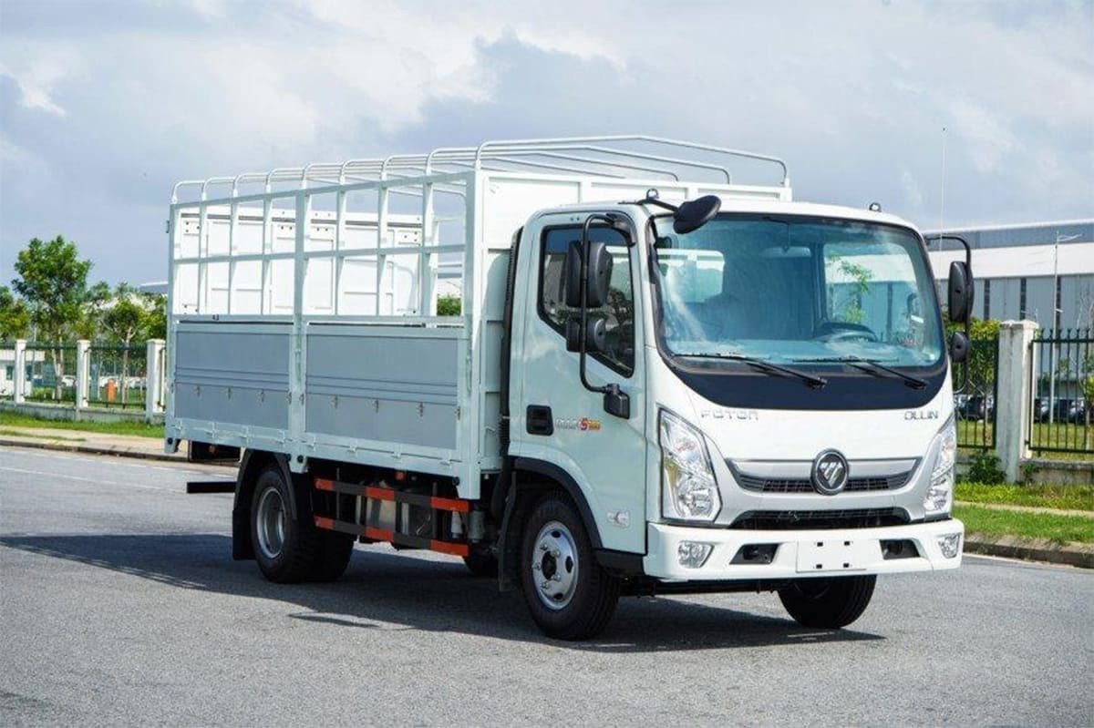 Chiếc xe tải Thaco Ollin 3.5 tấn màu xanh dương với thùng bạt, đại diện cho lựa chọn xe tải giá cả phải chăng