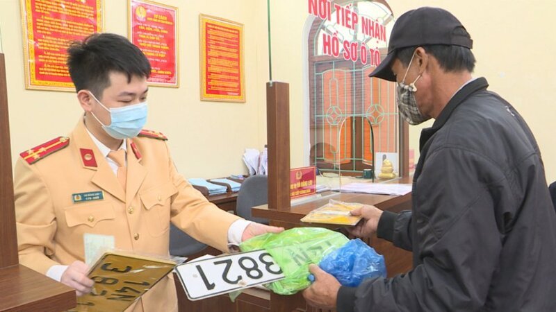 Chủ xe thực hiện chuyển đổi biển số màu vàng tại Phòng Cảnh sát giao thông
