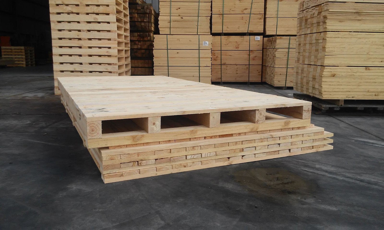 Chuẩn bị các tấm gỗ để đóng khung bảo vệ xe máy trong quá trình vận chuyển đường xa