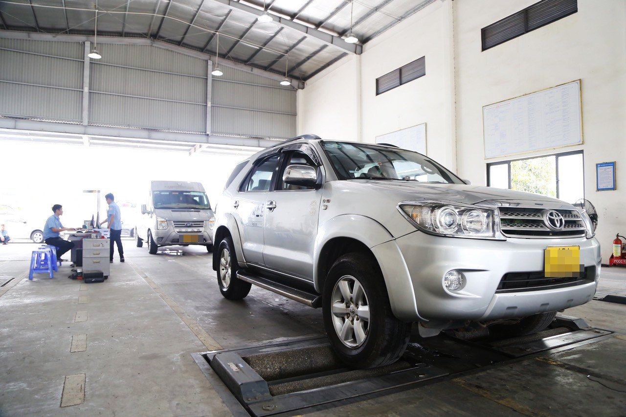 Chuyên gia kiểm tra xe ô tô trong quá trình đăng kiểm định kỳ