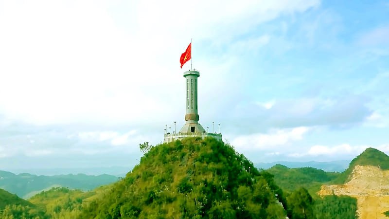 Cột cờ Lũng Cú trên đỉnh núi Rồng, điểm đến phượt Hà Giang