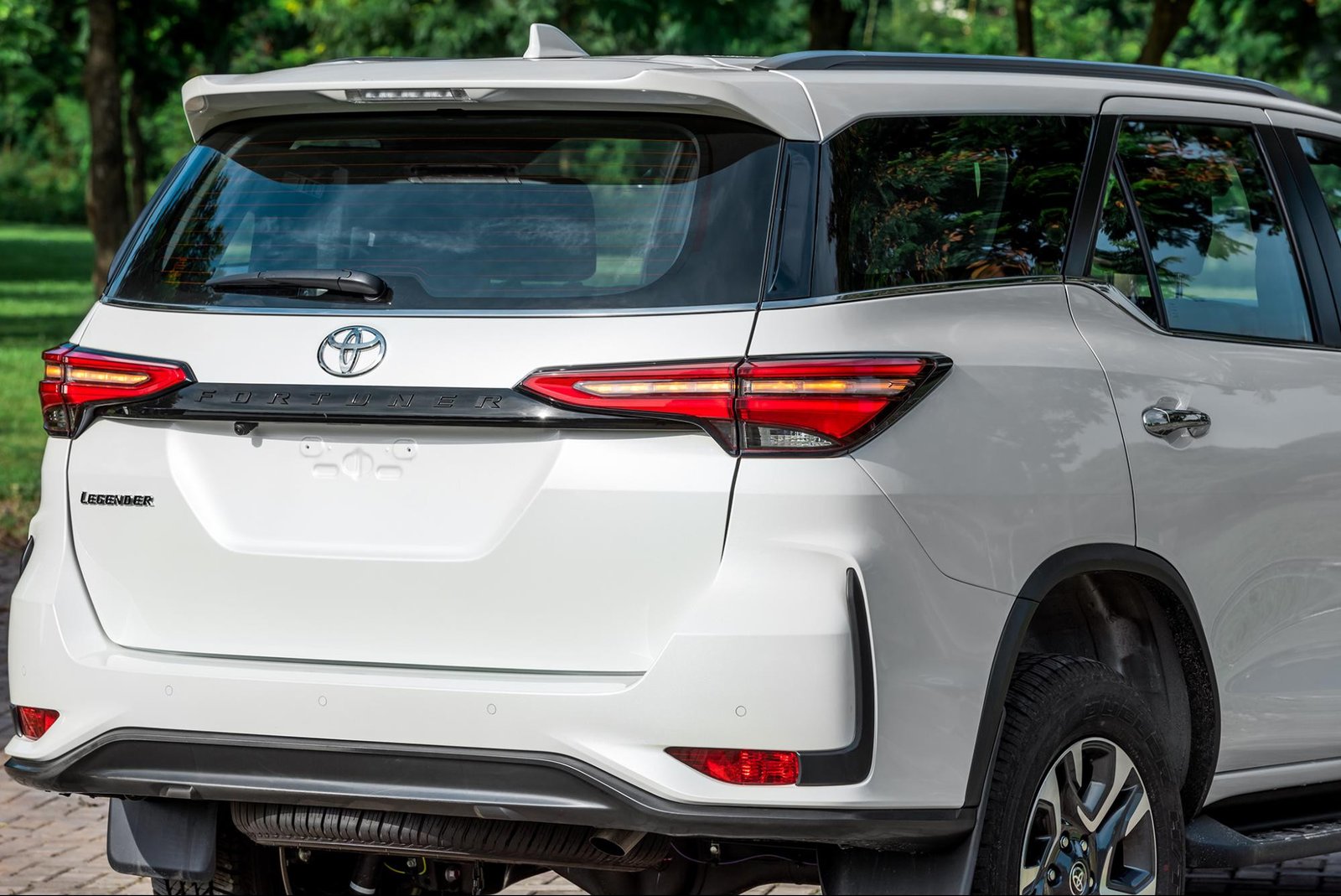 Cụm đèn sau Toyota Fortuner sắc nét và hiện đại