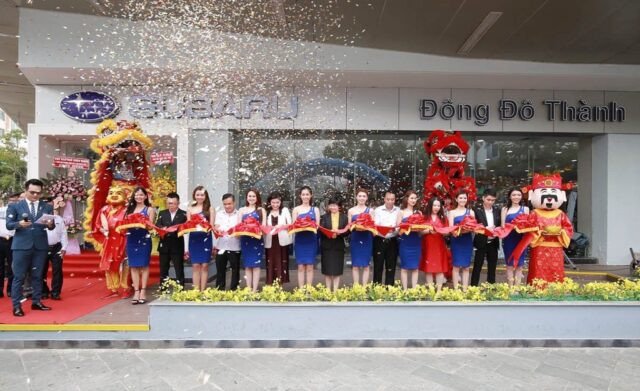 Đại lý Subaru Đông Đô Thành Cần Thơ, góc nhìn tổng thể từ bên ngoài, toà nhà hiện đại với logo Subaru