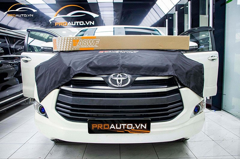 Dán phim cách nhiệt cho cửa kính xe Fortuner, chống nóng và bảo vệ da.