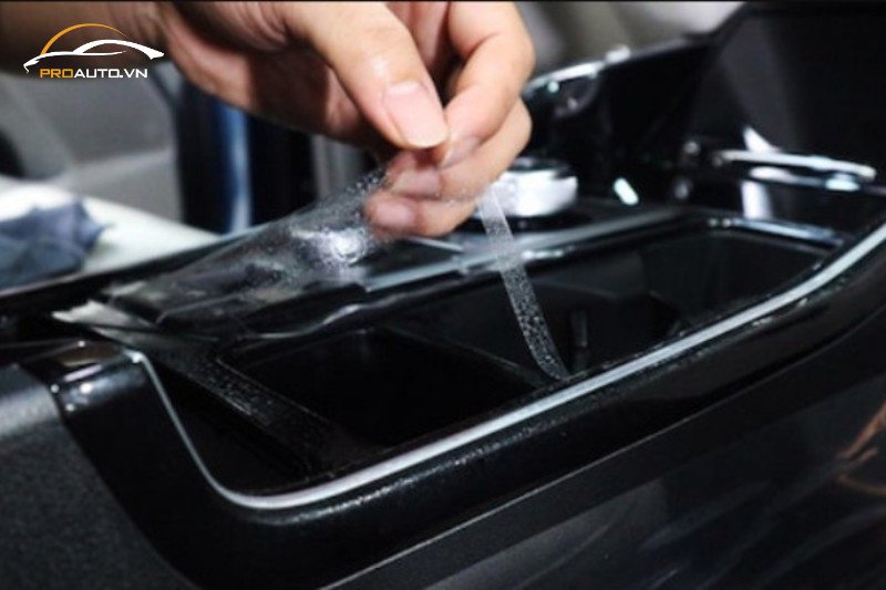 Dán phim PPF lên bề mặt chi tiết nội thất xe hơi một cách tỉ mỉ