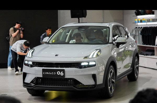 Dáng vẻ năng động và hiện đại của mẫu SUV Lynk &amp; Co 06 trên đường phố đô thị