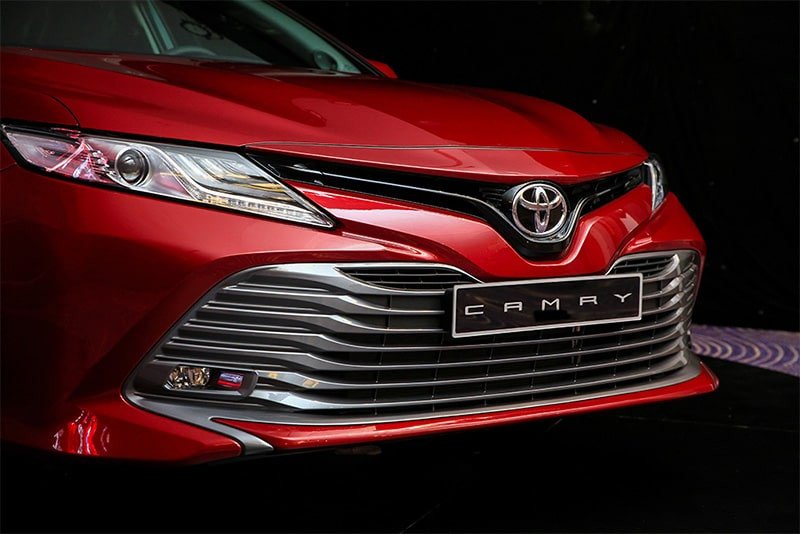 Đánh giá ngoại hình đầu xe Toyota Camry 2019 với đèn LED và lưới tản nhiệt