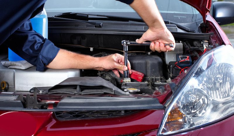 Dầu mỡ và cặn bẩn tích tụ trong khoang máy ô tô