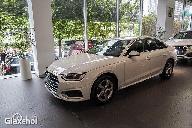 Đầu xe Audi A4 2024 với lưới tản nhiệt hình lục giác đặc trưng