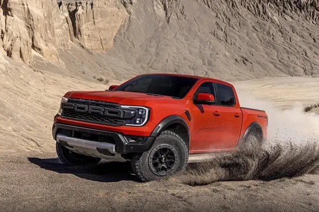 Đầu xe Ford Ranger Raptor 2025 với lưới tản nhiệt chữ FORD