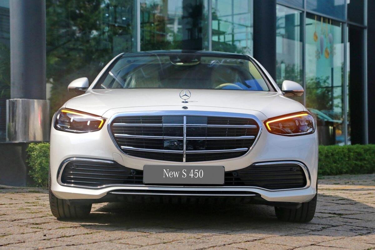 Đầu xe Mercedes S450 với lưới tản nhiệt chrome và đèn Multibeam LED